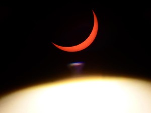 Saat Bulan Melahap Matahari di Jakarta