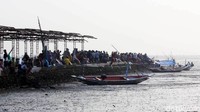 Meski tidak bisa melihat gerhana matahari total, namun masyarakat Surabaya tetap antusias menanti fenomena tersebut.
