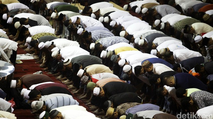 Ribuan umat Islam melaksanakan salat gerhana di Masjid Istiqlal, Jakarta, Rabu (9/3/2016). Salat gerhana diimami oleh Drs. H Husni Ismail S.
