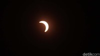 Gerhana matahari terjadi saat bulan berada satu gari lurus di antara bumi dan matahari. Cahaya matahari yang harusnya menyinari bumi terhalang oleh bulan.