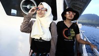 Dua orang Laskar Gerhana tampak asyik melihat gerhana matahari total yang berlangsung selama 2,39 menit itu.