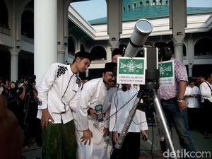 Gus Ipul dan Warga Nonton Bareng Gerhana Matahari di Masjid Al Akbar