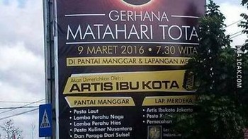 Begitu antusiasnya masyarakat menyaksikan fenomena langka ini, sampai-sampai disamakan seperti acara musik dangdut. Foto: Internet