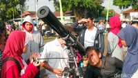 Meski hanya terlihat sekitar 84 persen, warga Yogyakarta tetap antusias menyaksikan terjadinya gerhana matahari total yang merupakan peristiwa langka.