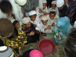 Unik, di Palembang Masih Ada Masyarakat Lihat Gerhana Lewat Air dalam Baskom