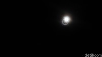 Saat matahari nyaris terhalang piringan bulan, muncul cahaya dari bagian dalam korona. Cahaya itu disebut dengan cincin berlian.