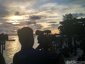 Fotografer Ramai-Ramai Abadikan Korona Matahari di Tanjung Kelayang