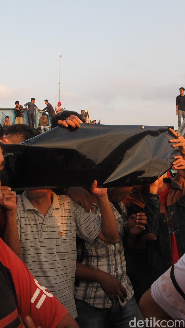 7 Gaya Unik Melihat Gerhana Matahari 7 Gaya Unik Melihat Gerhana Matahari