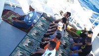 Tepat pukul 08.36 WIT, proses gerhana dimulai. Laskar Gerhana Detikcom, bersama Bakamla dan LAPAN melakukan salat gerhana. Ibadah tak boleh terlupa (Ardhi Rosadi/detikTravel)