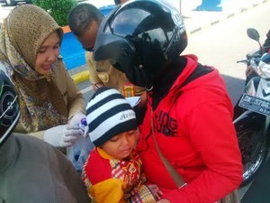 Petugas PIN Berburu Bayi dan Balita di Pelabuhan Ketapang