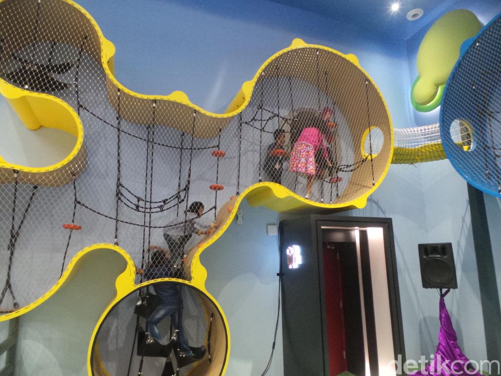 banyak permainan seperti play bridge flying fox giant trampoline ball pit climbing trees dan lainnya Bahkan untuk masuk ke dalam studio anak anak