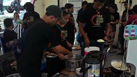 Usai menyaksikan gerhana saatnya pesta makan! Para koki Bakamla memasak sayur asam, ikan goreng dan ayam balado untuk Laskar Gerhana (Fitraya/detikTravel)