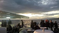  Para Laskar Gerhana di KN Gajah Laut menikmati sunrise yang muncul dari tengah laut Ternate. Cantiknya! (Fitraya/detikTravel)
