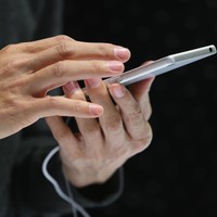 Mengirimkan pesan berbau erotisme ke orang selain kekasih, juga dinilai sebagai bentuk perselingkuhan oleh 44 persen responden. Foto: Getty Images