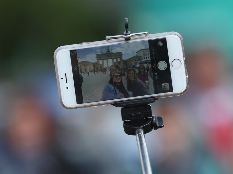 Berbagai Selfie Aneh yang Menggelikan