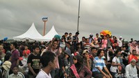 Masyarakat Palembang sangat antusias menyambut fenomena langka ini. Tak kurang 15 ribu orang hadir memadati kawasan Jembatan Ampera (Wahyu/detikTravel)
