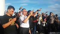 Tidak semua orang bisa berkeliling kapal Badan Keamanan Laut (Bakamla) yang diberi nama KN Bintang Laut 4801. Para Laskar Gerhana yang berkesempatan menyaksikan gerhana dari atas kapal Bakamla pun tur kapal terlebih dahulu sebelum melihat fenomena alam itu (Randy/detikTravel)