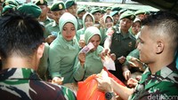 Angota dan warga Kostrad antre untuk membeli minyak goreng.