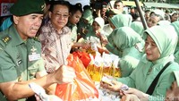 Kepala Staf Kostrad Mayor Jenderal TNI Meris Wiryadi bersama Managing Director Sinar Mas G Sulistiyanto melanyani prajurit TNI dalam pasar murah di Markas Kostrad, Jakarta, Kamis (10/3/2016).
