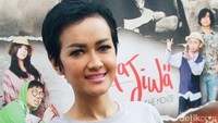 Julia Perez alias Jupe memangkas rambutnya menjadi superpendek. Pool/Gus Mun/detikFoto.