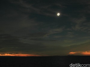 Kombinasi Gerhana, Bintang, dan Fajar yang Mempesona