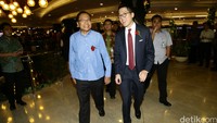 Menko Maritim Rizal Ramli berbincang dengan CEO MaxxBox Lippo Village Brian Riady.