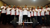 Raja Sapta Oktohari (tengah) bersama tim Chef de Mission mengacungkan jempol di sela-sela jumpa pers di Kantor KOI, Jakarta, Kamis (10/3/2016).