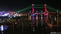 Jembatan Ampera yang sangat dibanggakan Kota Palembang pun ditutup untuk lewat kendaraan sejak pukul 00.00 WIB. Lokasi ini jadi pusat pengamatan gerhana matahari total di Palembang (Wahyu/detikTravel)