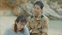 Song Hye Kyo juga sempat berperan sebagai kekasih seorang tentara dalam Decendants of The Sun bersama mantan suaminya, Song Joong-ki.  KBS 2TV.