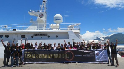 Aksi Seru Laskar Gerhana Ternate di Atas Kapal Bakamla
