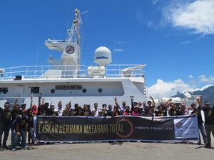 Aksi Seru Laskar Gerhana Ternate di Atas Kapal Bakamla