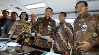 Direktur Utama Bank Negara Indonesia Achmad Baiquni (tiga dari kanan) foto bersama dengan jajaran direksi saat RUPS di Kantor Pusat BNI, Jakarta, Kamis (10/3/2016).