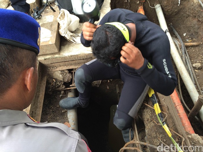 1,5 Jam di Got, Pasukan Penyelam Polda Dapat Potongan Kabel dan Pisau