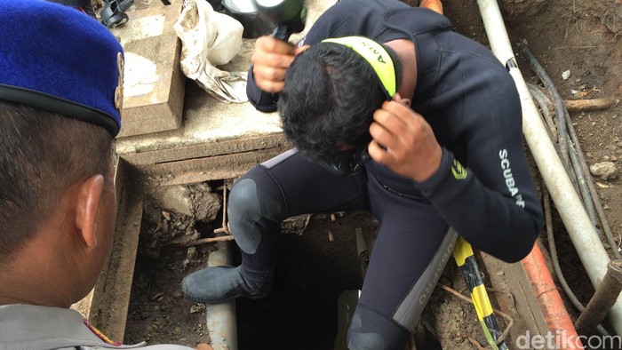 Pasukan Penyelam Polda Metro Terjun ke Gorong-gorong Cari Bungkus Kabel