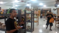 Salah satu toko oleh-oleh khas Ternate adalah toko Tara No Ate di Jl Sultan Djabir Syah. Tokonya tidak jauh dari Masjid Raya Al Munawar (Fitraya/detikTravel)