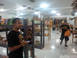 Sebelum Pulang Wisata Gerhana dari Ternate, Borong Oleh-oleh Dulu