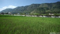 Didampingi oleh pemandu wisata, para riser dijelaskan mengenai sejarah desa ini yang dahulu pernah dijadikan tempat penghakiman dan juga tempat eksekusi pemenggalan bagi orang yang dianggap bermasalah.