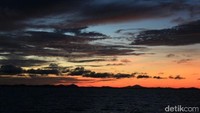 Setelah keliling kapal, Laskar Gerhana menyaksikan sunrise menawan di perairan Belitung dari anjungan kapal. Langitnya begitu cantik! (Randy/detikTravel)