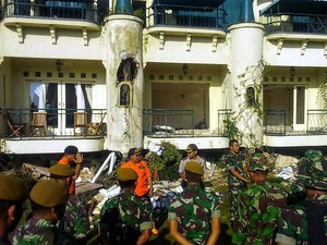 SAR Lanjutkan Pencarian 3 Tamu Hotel yang Tertimbun Longsor di Kamarnya