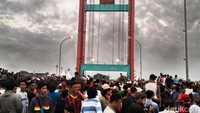 Tak hanya anak muda, orang tua, bahkan yang menggendong bayi pun hadir menyaksikan gerhana. Ini menjadi bukti bahwa masyarakat Palembang tidak percaya mitos bahwa ketika gerhana harus sembunyi dan berdiam diri di rumah saja (Wahyu/detikTravel)
