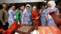 Mufidah Kalla (tiga dari kanan) mendapat penjelasaan soal produk yang dipamerkan.