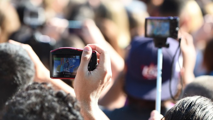 Selalu ada yang memvideokan aksi kekerasan, dan tak berdaya memberikan pertolongan (Foto: GettyImages) Selalu ada yang memvideokan aksi kekerasan, dan tak berdaya memberikan pertolongan (Foto: GettyImages)