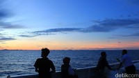Ada yang sekadar menyandarkan badan dan menikmati, hingga sibuk mengabadikan sunrise yang begitu dahsyat dengan kameranya. Semua tampak menikmati sunrise indah di Belitung dari kapal Bakamla (Randy/detikTravel)