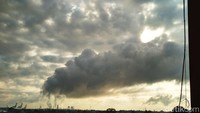Beberapa menit kemudian, gumpalan awan yang lebih tebal makin menutupi matahari. Banyak spekulasi menyebutkan awan ini sebenarnya adalah kabut asap hasil pembuangan PT Pusri yang beroperasi di tepi Sungai Musi (Wahyu/detikTravel)