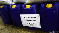 Pelaku mencampur lada dan ketumbar dengan zat kimia H2O2 (hidrogen peroksida) dan NaHCO3 (sodium bikarbonat) yang berbahaya apabila dikonsumsi, kata Agung kepada wartawan di Mapolda Metro Jaya, Jakarta,  Kamis (10/3/2016).