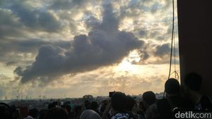 Penampakan Gerhana Matahari di Palembang yang Tertutup Kabut Asap