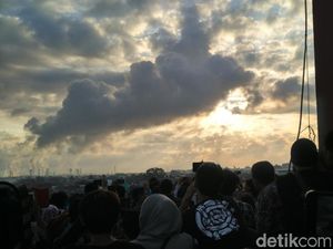 Penampakan Gerhana Matahari di Palembang yang Tertutup Kabut Asap