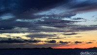 Langit yang tadinya sempat muram berganti ceria dan bermandikan gradasi warna kuning oranye. Sungguh ketengan syahdu yang datang sebelum momen gerhana tiba (Randy/detikTravel)