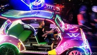 Festival dalam rangka menyambut gerhana matahari total di Palembang dipusatkan di Kawasan Benteng Kuto Besak dan Jembatan Ampera. Malam menjelang gerhana yang terjadi keesokan paginya, kawasan ini sudah penuh dengan wisatawan. (Wahyu/detikTravel)