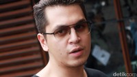 Bintang film Marmut Merah Jambu itu tampaknya suka bereksperimen dengan warna rambut. Pool/Gus Mun/detikFoto.